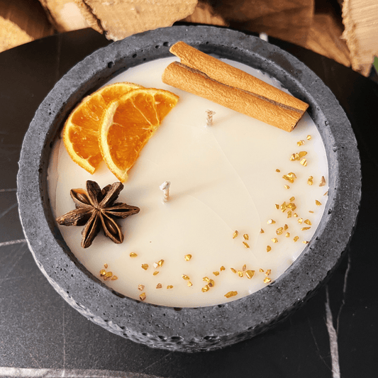 Betonkerze "Black Cinnamon" Stilvolle Sojawachskerze für Ihr Zuhause. Aromatherapie Kerze mit Blütenverzierung und HOCHWERTIGEM Baumwolldocht aus dem Südschwarzwald