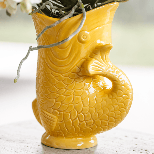 Mediterranean Sunset Geschenkset – Pflanzenset mit weißer Orchidee Lausanne & 2 Sukkulenten – In gelben Ziertöpfen & Korbtablett – Urlaubsflair für Zuhause