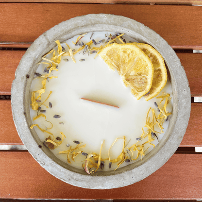 Limitierte Einzelstücke: Outdoor Citronella-Betonkerze „Mugge Schreck“ – Handgemachter Insektenschutz aus dem Südschwarzwald mit Blütenverzierung 