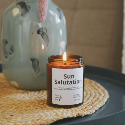 Duftkerze Sun Salutation – Meditationsduft aus Sojawachs – 170ml – Warm & beruhigend mit Sandelholz Amber & Vanille – Aromakerze im Glas