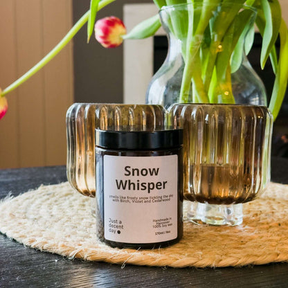 Duftkerze Snow Whisper – Winterduft Kerze aus Sojawachs – 170ml – Warm & klar mit Guajakholz Feige Kokos & Birke – Aromakerze im Glas