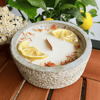 Limitierte Einzelstücke: Outdoor Citronella-Betonkerze „Mugge Schreck“ – Handgemachter Insektenschutz aus dem Südschwarzwald mit Blütenverzierung 