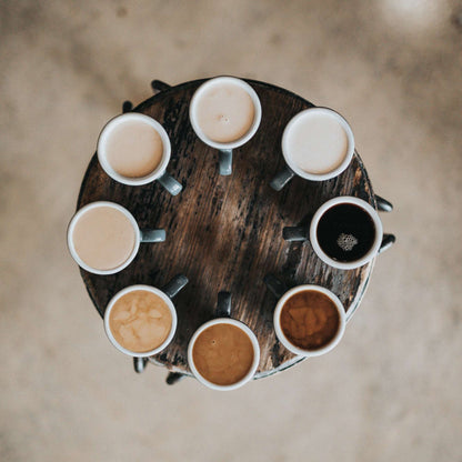 Duftkerze Coffee Shop on the Corner – Kaffeeduft Kerze aus Sojawachs – 170ml – Warm & würzig mit Amber Iris Kakao – Aromakerze im Glas mit Deckel