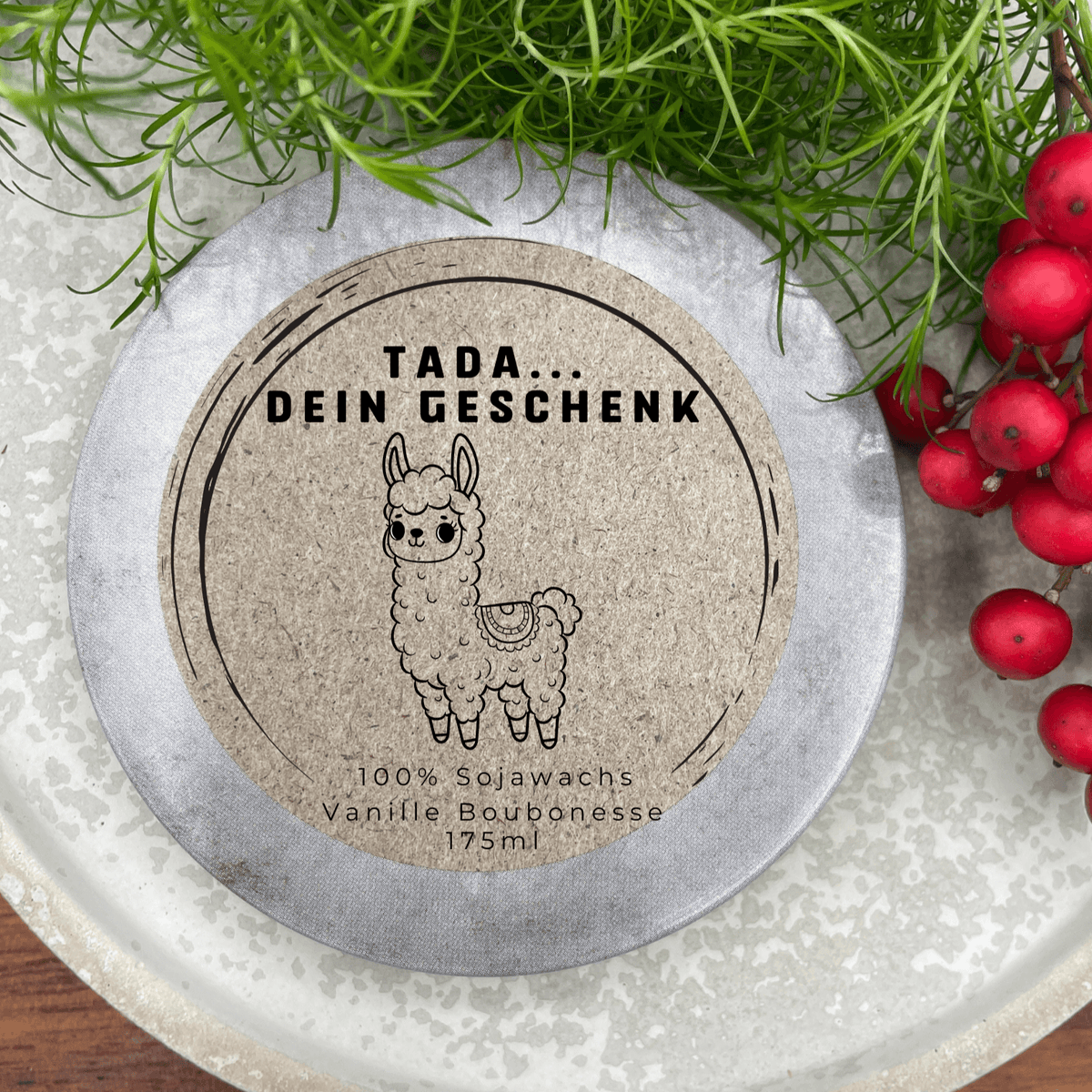 Tada - dein Geschenk - LUSTIGES Lama - personalisierbare PREMIUM Duftkerze mit verschiedenen Dekoren - handgemacht aus dem Südschwarzwald 