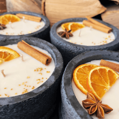 Betonkerze "Black Cinnamon" Stilvolle Sojawachskerze für Ihr Zuhause. Aromatherapie Kerze mit Blütenverzierung und HOCHWERTIGEM Baumwolldocht aus dem Südschwarzwald 