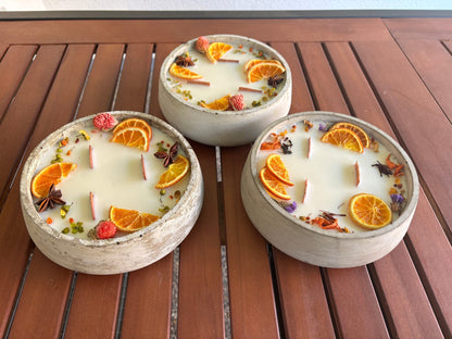 Handbesetze XXL Outdoor Citronella-Betonkerze „Big Grey - Mugge Schreck“ – Mit drei Holdochten - Handgemachter Insektenschutz aus dem Südschwarzwald mit Blütenverzierung 
