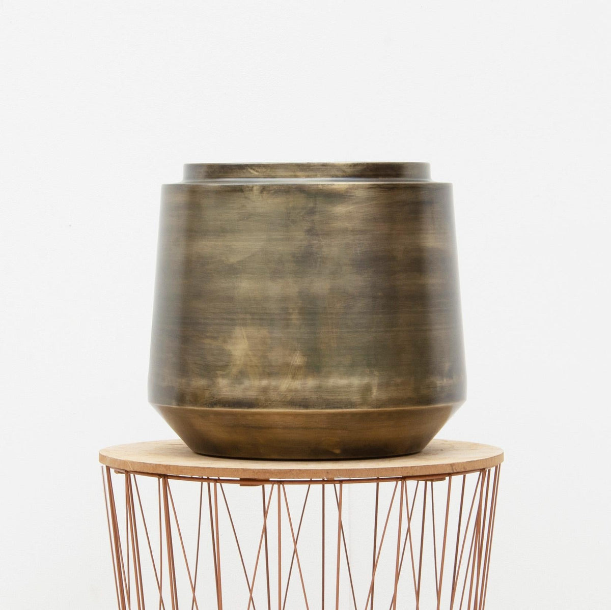 Pflanztopf Indigo – Vintage Gold – Ø46 cm x H41 cm – Dekorativer Metalltopf mit Antik-Finish – Indoor-Blumentopf mit Wasserablauf – Luxuriöser Übertopf für Wohnzimmer & Büro 