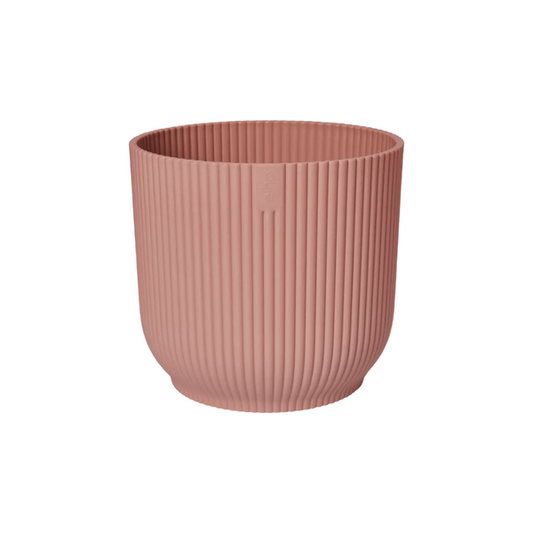 Pflanztopf Vibes Fold – Rosa – D35cm x H33cm – Moderner Blumentopf mit Rillenstruktur – Mit Wasserablauf & Rollen – Dekorativer Übertopf für große Zimmerpflanzen – Mobil & stilvoll 