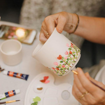 Malset Blumentöpfe bemalen mit Orchideen & Sukkulenten – DIY Kreativset für mindestens 4 Personen – Inklusive 8 weiße Töpfe, 4 Orchideen, 4 Sukkulenten, 24 Farben & 8 Pinsel – Bastelset für Kinder & Erwachsene 