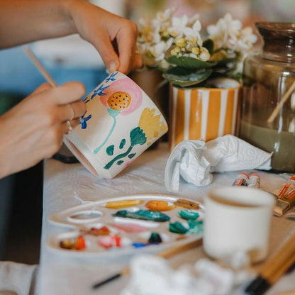 Malset Blumentöpfe bemalen mit Orchideen & Sukkulenten – DIY Kreativset für mindestens 4 Personen – Inklusive 8 weiße Töpfe, 4 Orchideen, 4 Sukkulenten, 24 Farben & 8 Pinsel – Bastelset für Kinder & Erwachsene 